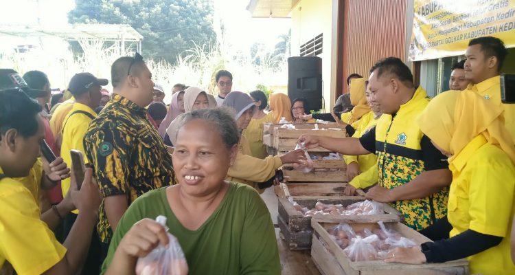 IMG-20260821-WA0005 HUT ke-81 RI, Golkar Kediri Borong 200 Kg Telur dan Es Krim untuk Dibagikan ke Warga
