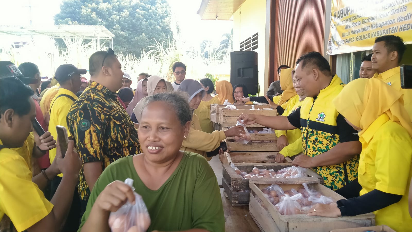 HUT ke-81 RI, Golkar Kediri Borong 200 Kg Telur dan Es Krim untuk Dibagikan ke Warga