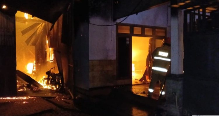 Kebakaran di Kediri Jatimm Kebakaran di Kediri Hanguskan Rumah dan Enam Kendaraan, Kerugian Capai Rp1 Miliar