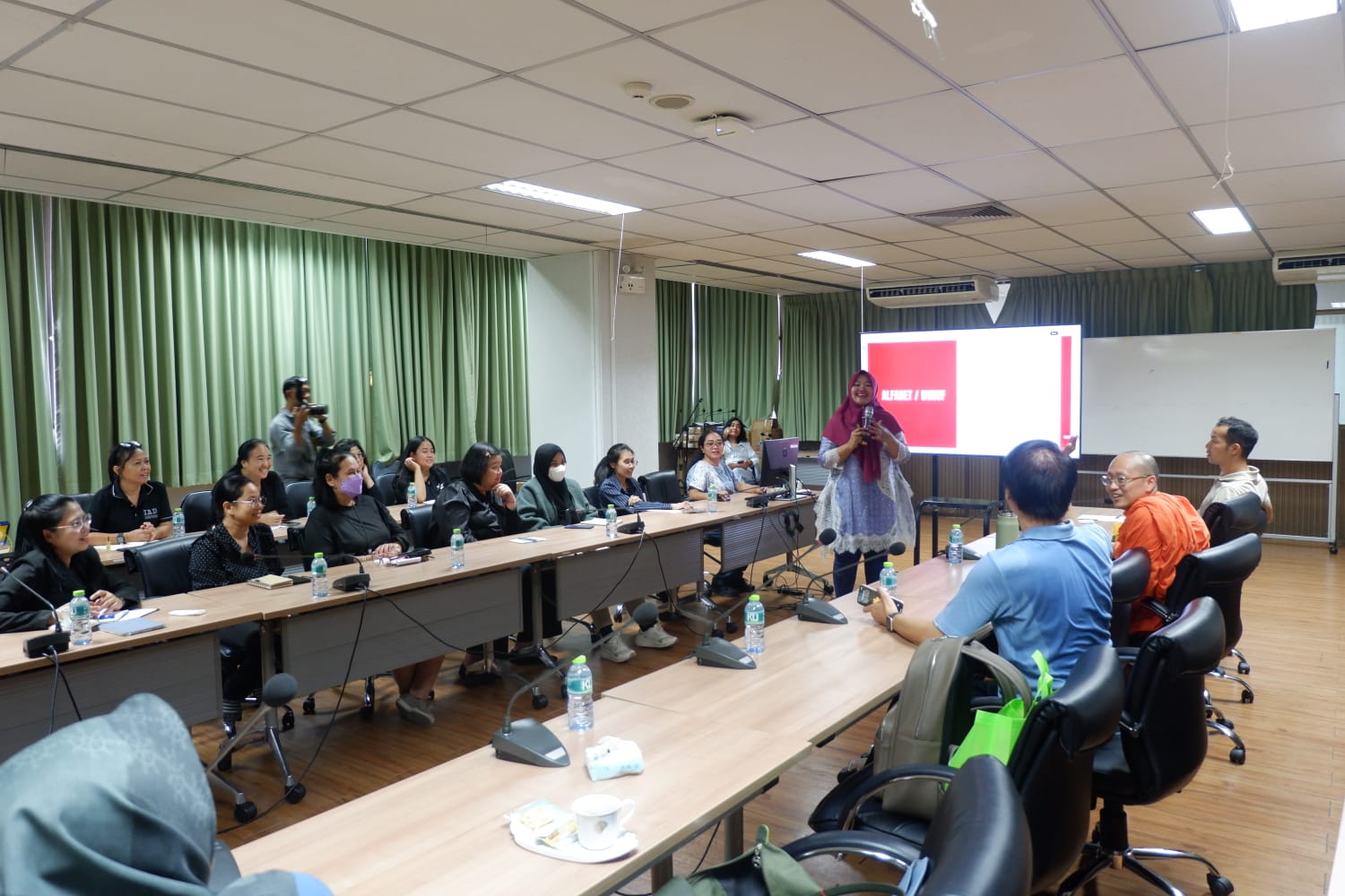 Prodi Pendidikan Bahasa Jerman FBS Unesa PKM Internasional, Kenalkan Budaya di Thailand