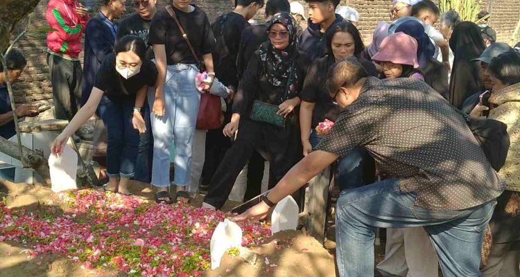 Tiga Korban Kebakaran Jaksel Dimakamkan di Kediri, Satu Keluarga Tunaikan Wasiat Terakhir
