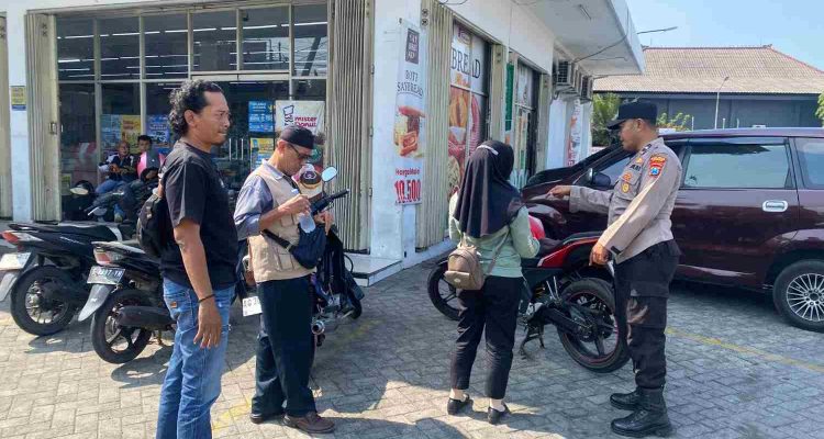 1002173411-100kb Pencurian Motor di Minimarket Mojongapit Jombang, Polisi Amankan CCTV
