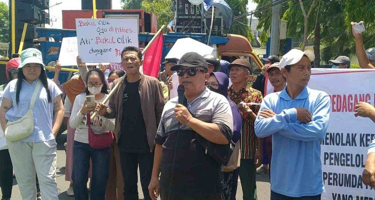 Demo pedagang bandar pahing Buntut Retribusi Masuk Pasar, Pedagang Bandar-Pahing Geruduk Balai Kota Kediri