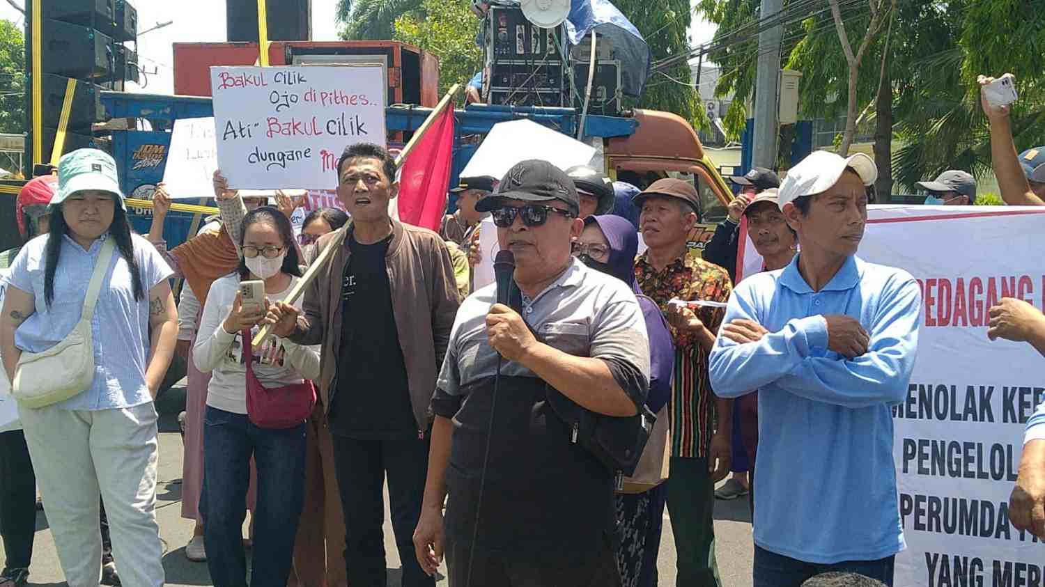 Buntut Retribusi Masuk Pasar, Pedagang Bandar-Pahing Geruduk Balai Kota Kediri