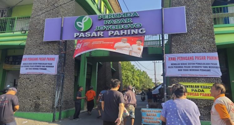Pedagang Pasar Pahing Kediri Pasang Spanduk Protes, Soroti Aturan dan Tarif