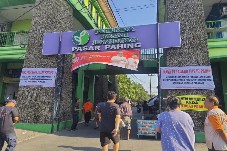 Pedagang Pasar Pahing Kediri Pasang Spanduk Protes, Soroti Aturan dan Tarif