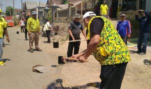 Puluhan Tahun Jalan Rusak Tak Kunjung Diperbaiki, Warga Petungroto Adukan ke Golkar