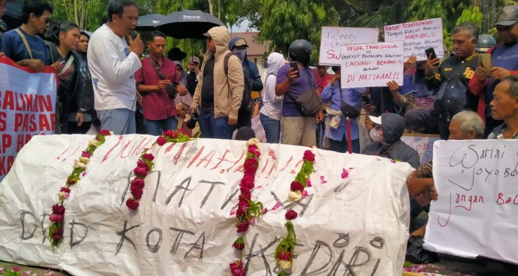 Pedagang Demo Keranda Mayat di Kediri: Portal Masuk Pasar Dibuka, 2 Tuntutan Belum Tuntas