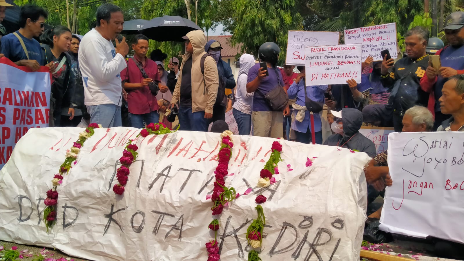 Pedagang Demo Keranda Mayat di Kediri: Portal Masuk Pasar Dibuka, 2 Tuntutan Belum Tuntas