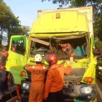 Tronton Muatan Galon Air Mineral Ringsek Tabrak Kendaraan di Jombang, Sopir Terjepit
