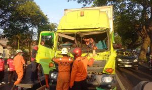 Tronton Muatan Galon Air Mineral Ringsek Tabrak Kendaraan di Jombang, Sopir Terjepit