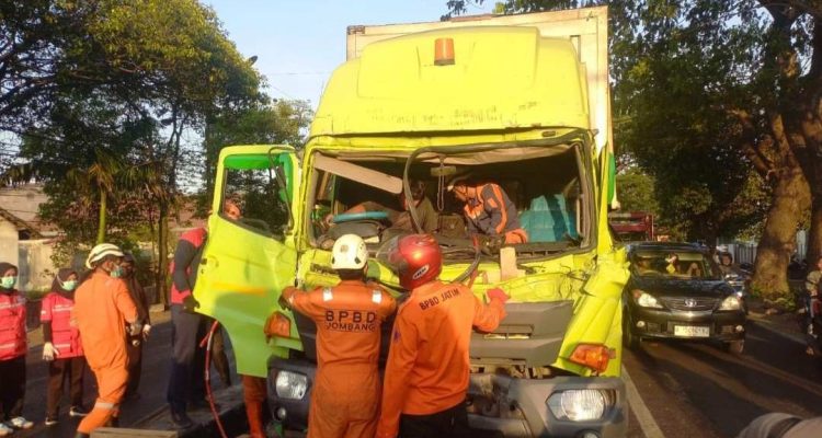 Tronton Muatan Galon Air Mineral Ringsek Tabrak Kendaraan di Jombang, Sopir Terjepit