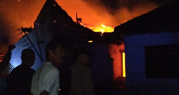 Rumah Terbakar Hebat di Dandangan Kediri, Pria Lansia Ditemukan Tewas