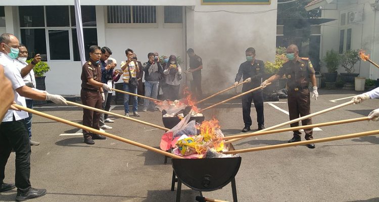Kejaksaan Kota Kediri Musnahkan 254 Gram Sabu dan 19.474 Pil Dobel L, Lumayan Banyak