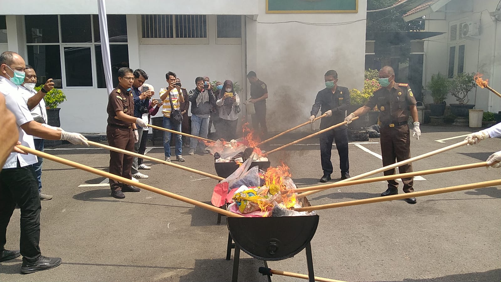 Kejaksaan Kota Kediri Musnahkan 254 Gram Sabu dan 19.474 Pil Dobel L, Lumayan Banyak