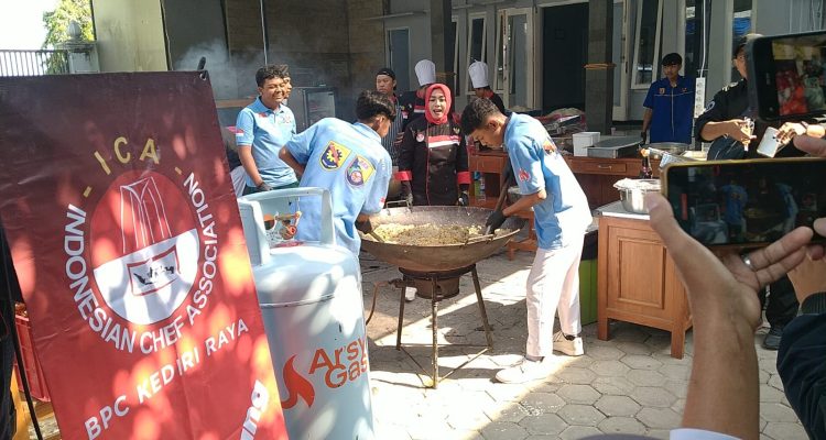 IMG-20261015-WA0002 BLK Arsy Gas Indonesia dan ICA Kediri Raya Masak 2.500 Porsi Nasi Goreng