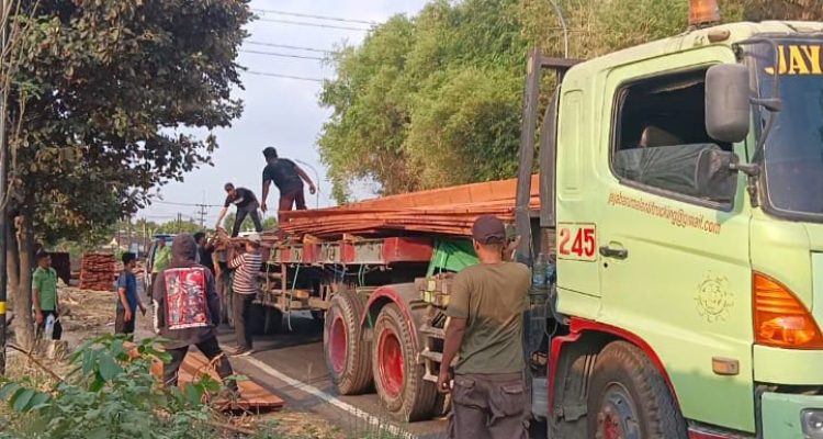 IMG-20261018-WA0004 Dua Motor di Jombang Tertimpa Kayu dari Truk, Begini Kronologinya