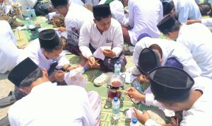10.476 Santri Lirboyo Kediri Membatik Serentak, Rekor MURI Dunia Pecah