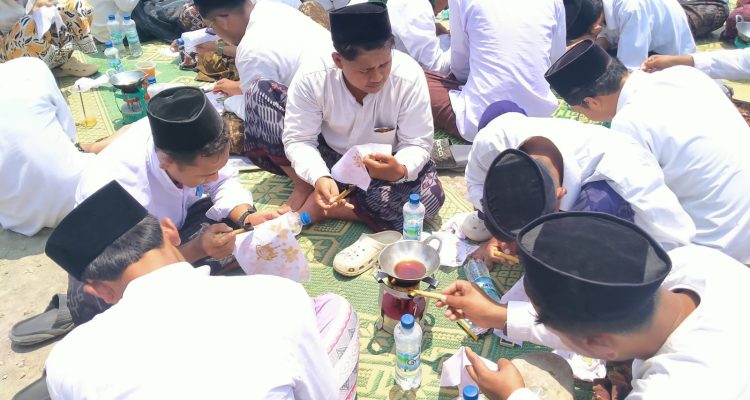 10.476 Santri Lirboyo Kediri Membatik Serentak, Rekor MURI Dunia Pecah